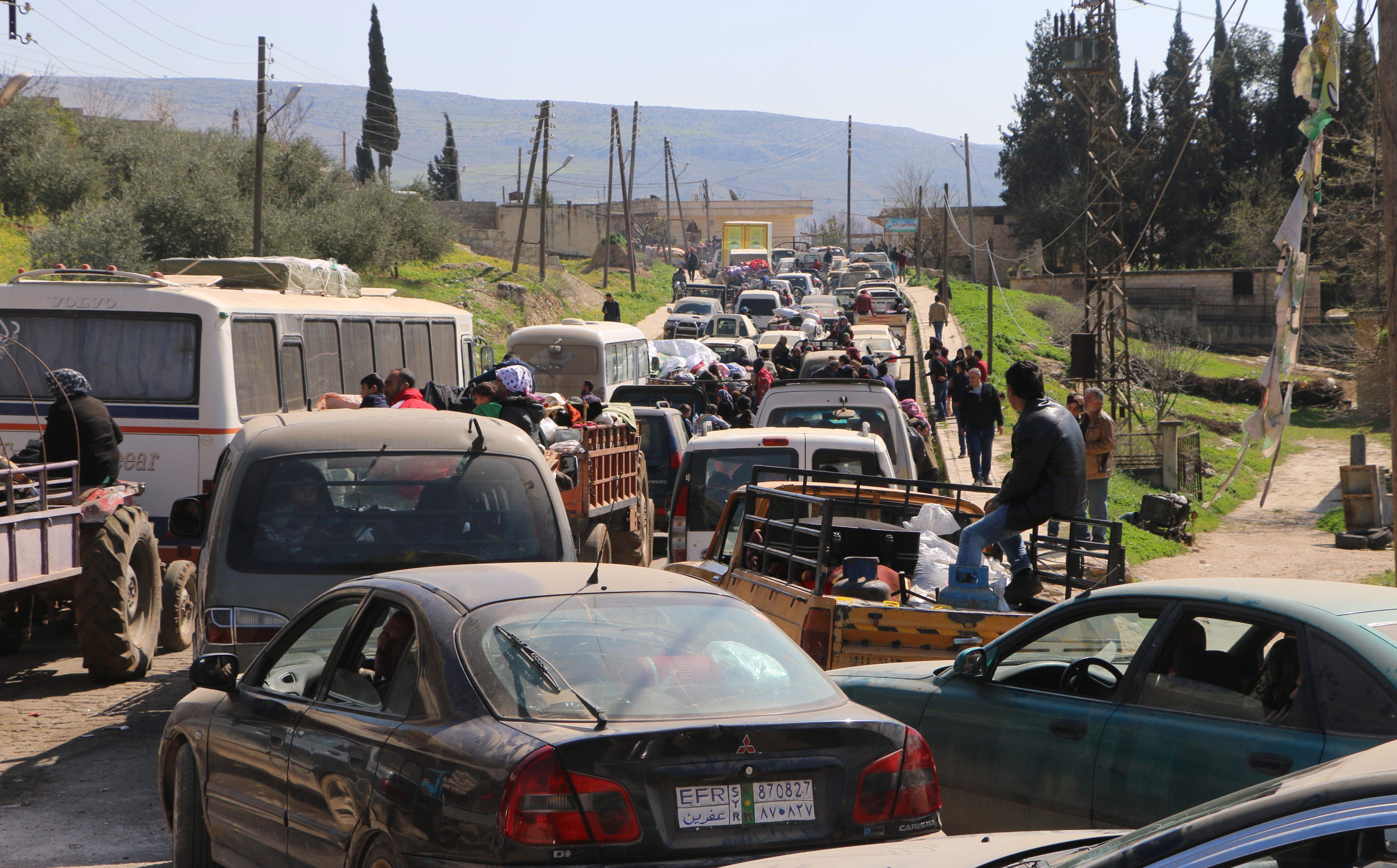 Xelkê ku ji ber dagirkeriya Tirkiyeyê ji Efrînê derdikeve / Wêne: AFP-Arşîv