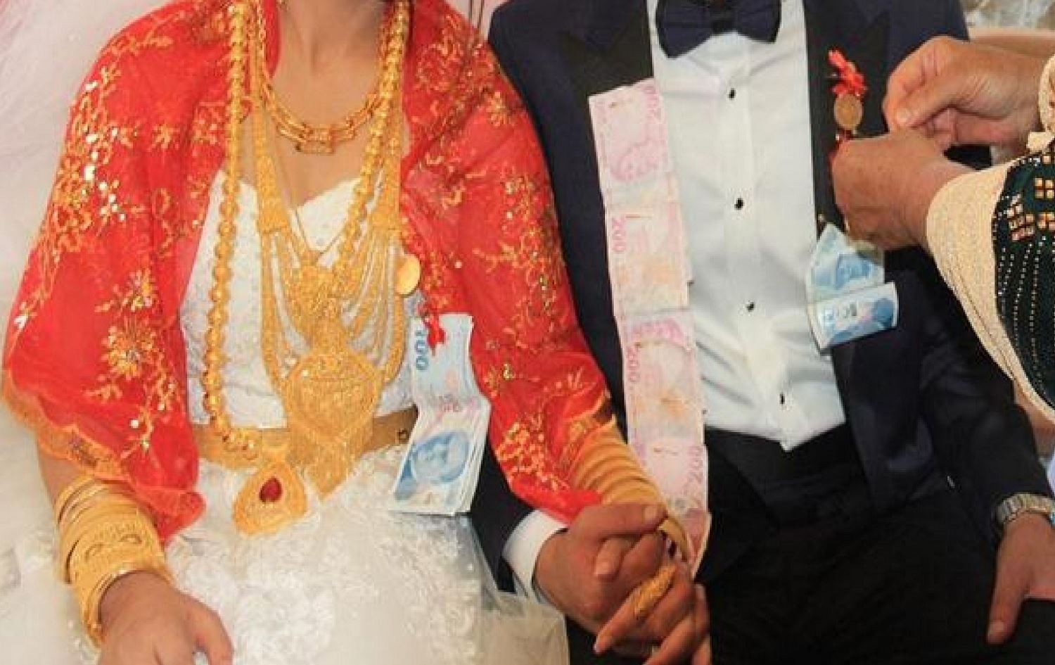 Zêr û pereyên bûkê dê ji bûkê re bimînin û yên zave jî dê ji wî re bin / Wêne: Arşîv