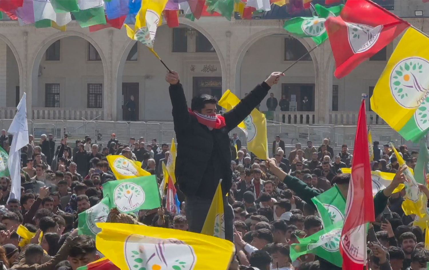 بە هەڵکردنی ئاڵای کوردستان و پۆشینی جلوبەرگی کوردی ئاهەنگی نەورۆز لە مێردین سازکرا