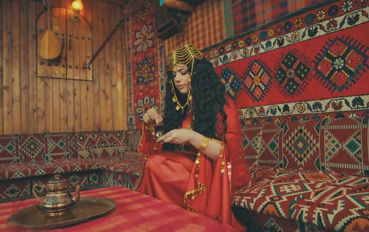 Almanya'da yaşayan Kürt şarkıcı Lune, Kürdistan'ı konu alan son klibini Newroz vesilesiyle yayımladı