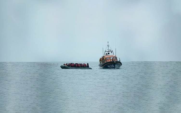 Koçberên di nav deryayê de/Wene: Arşîv