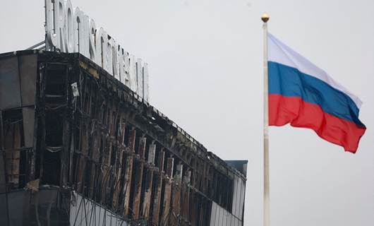 علم روسي  يرفرف بالقرب من قاعة الحفلات الموسيقية المحترقة - AFP