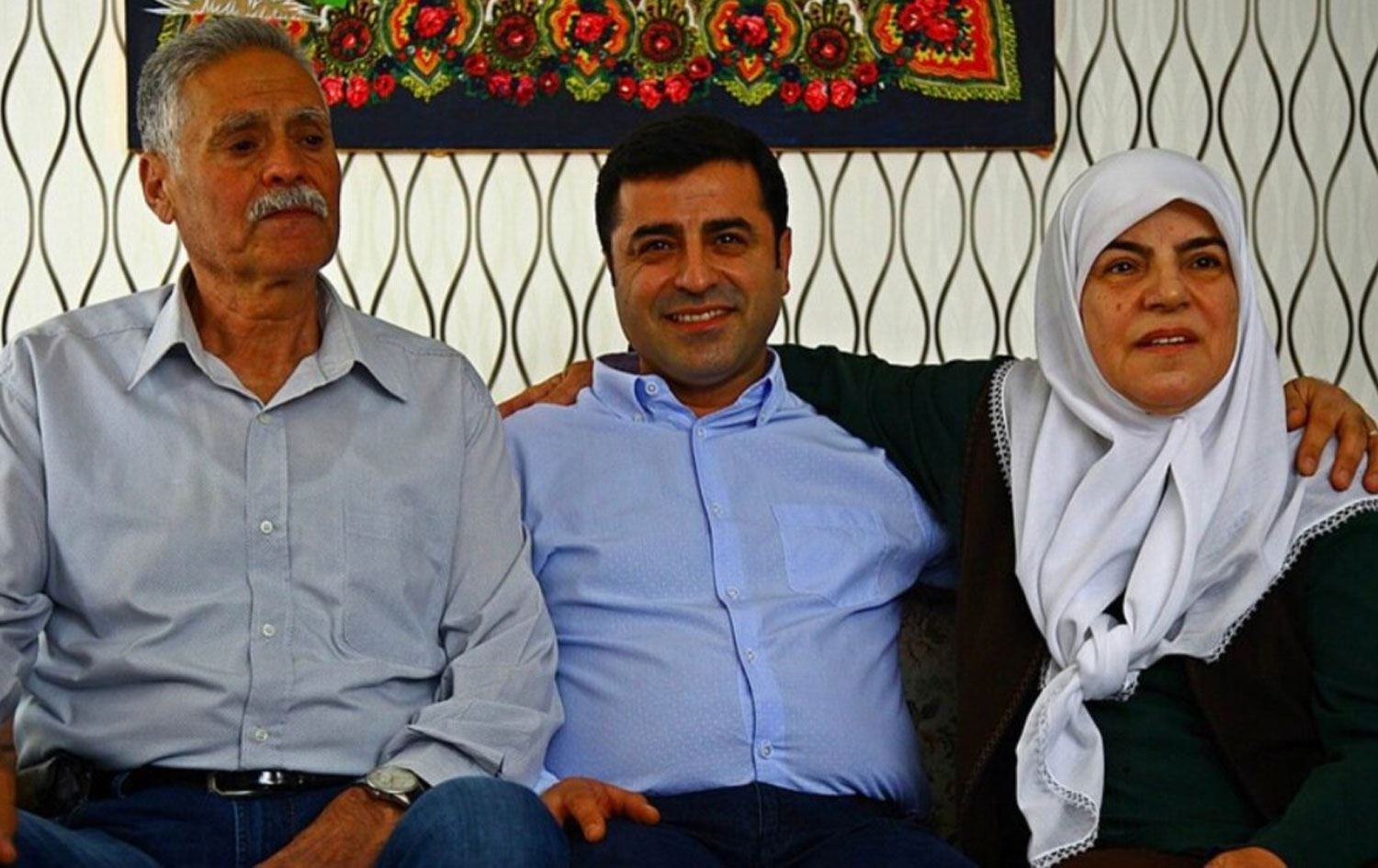 Selahattin Demirtaş, annesi ve babası ile