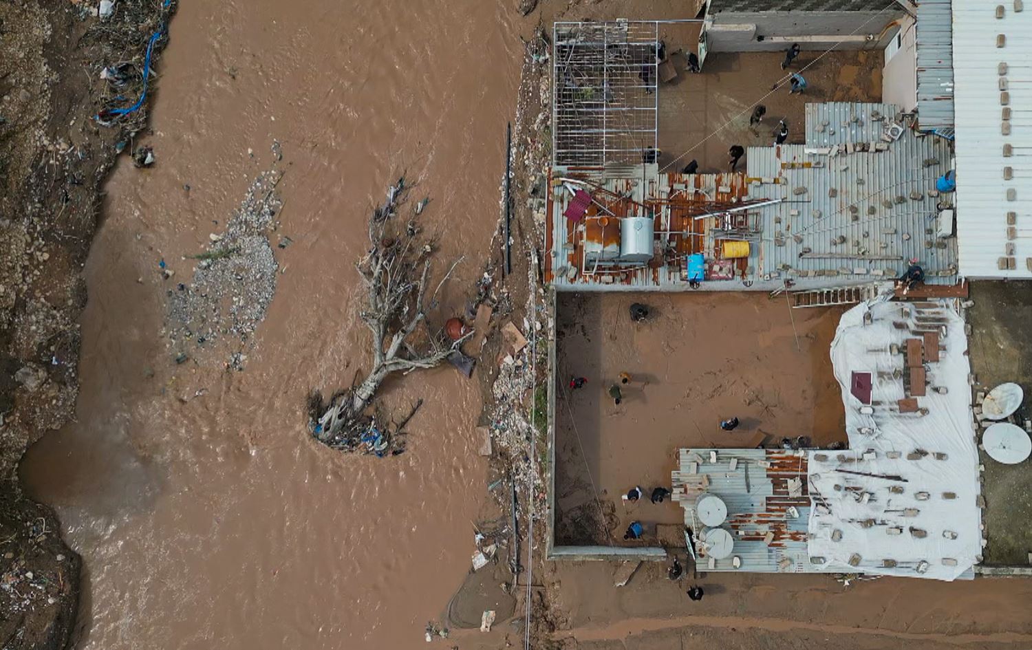 Locals, teams launch campaign to clean Duhok after floods
