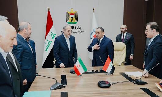 وزير الكهرباء العراقي زياد علي فاضل أثناء توقيع عقد استيراد الغاز مع شركة الغاز الوطنية الإيرانية 