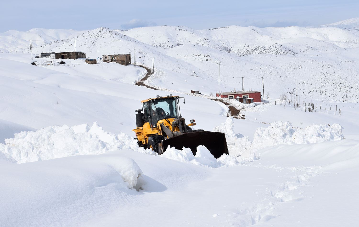 Bitlis'te açılması için çalışılan bir köy yolu / AA