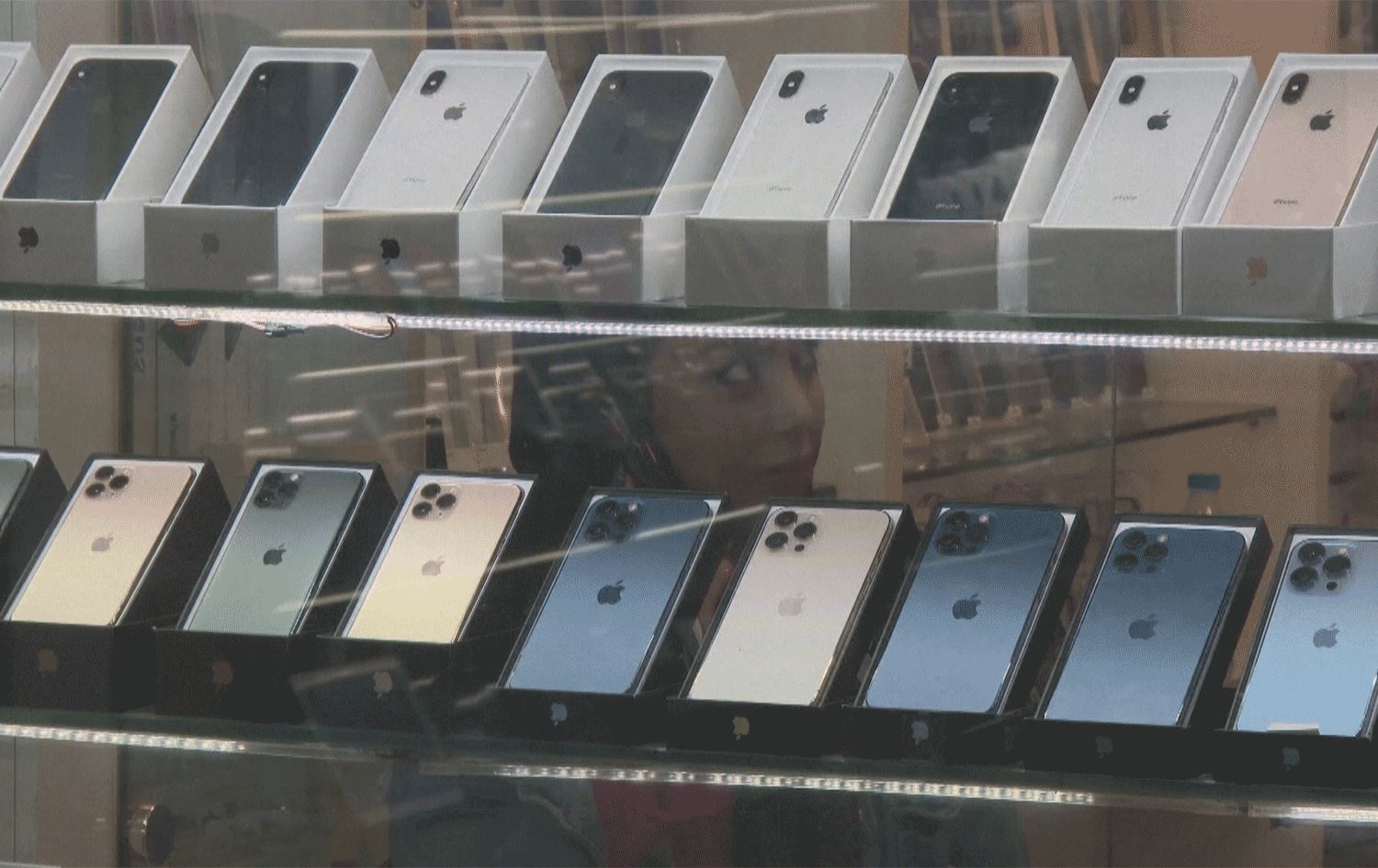 کەسێک لە ئێران 35 ملیۆن دۆلاری خەڵک بەناوی کڕینی ئایفۆن بۆیان دەبات و دیارنامێنێت