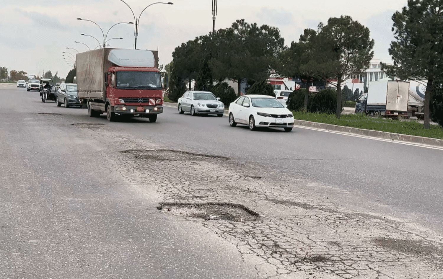 بەشێک لە شەقامەکانی هەولێر چاڵ تێیاندا دروستبووە و پێویستیان بە نۆژەنکردنەوەیە