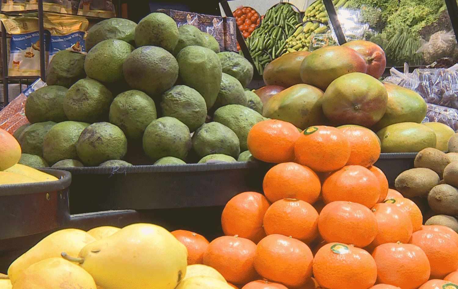 میوەفرۆشێک لە هەولێر نزیکەی 30 جۆر میوەی ئەفریقی، ئاسیایی و ئەورووپی دەفرۆشێت