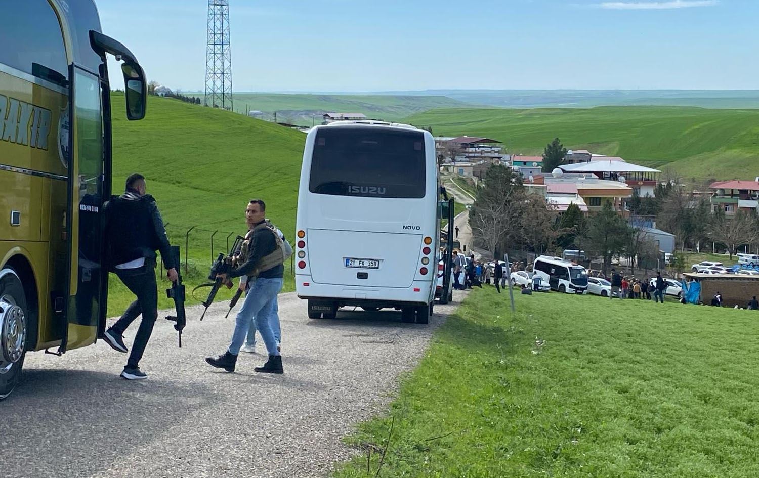 هێزی ئەمنی لە گوندەکە بڵاوەیان پێکراوە