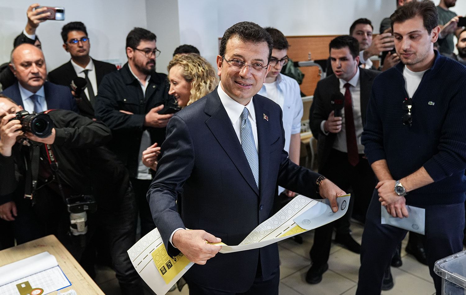 İmamoğlu oy kullanırken  / AA