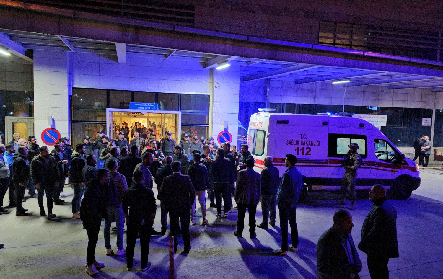 Tîman birîndar veguhastin nexweşxaneyan / Wêne: AA