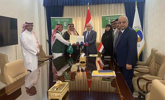 وزير البيئة العراقي نزار ئاميدي والسفير السعودي لدى بغداد عبد العزيز الشمري يوقعان مذكرة تفاهم مشتركة 