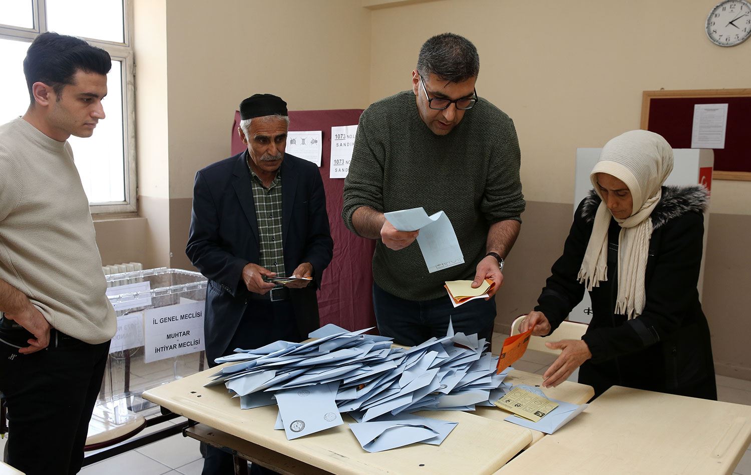 Bitlis'te oy sayımı / AA