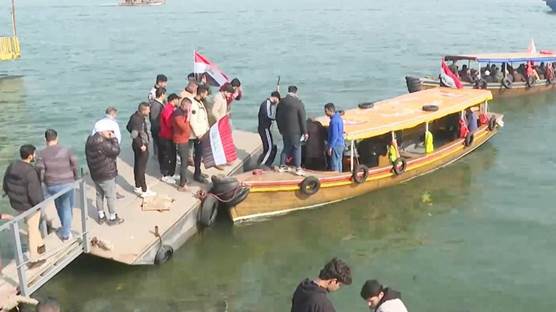 مواطنون عراقيون يعبرون دجلة بزوارق الأجرة