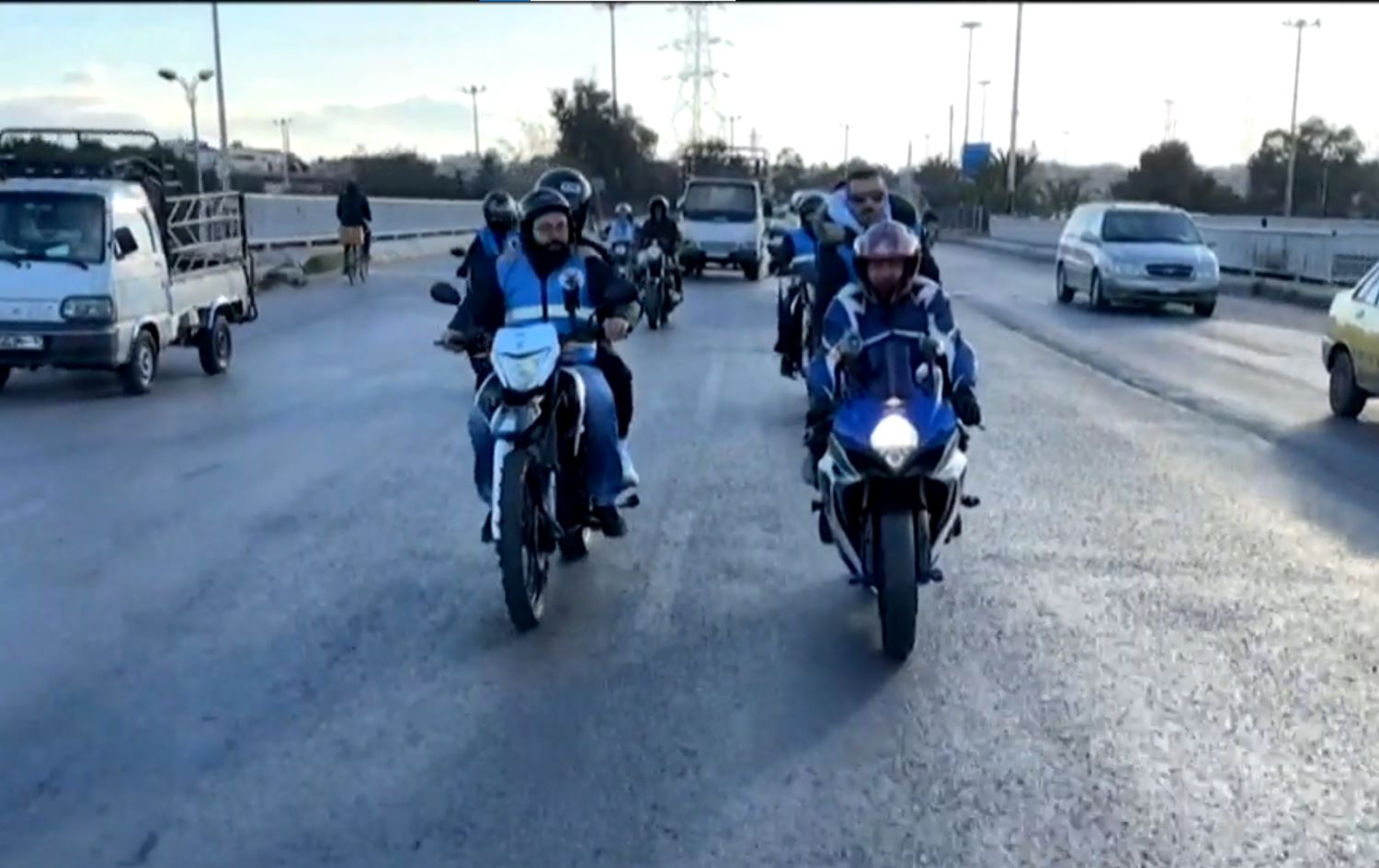 50 motorsiwar xwarina fitarê li feqîran belav dikin