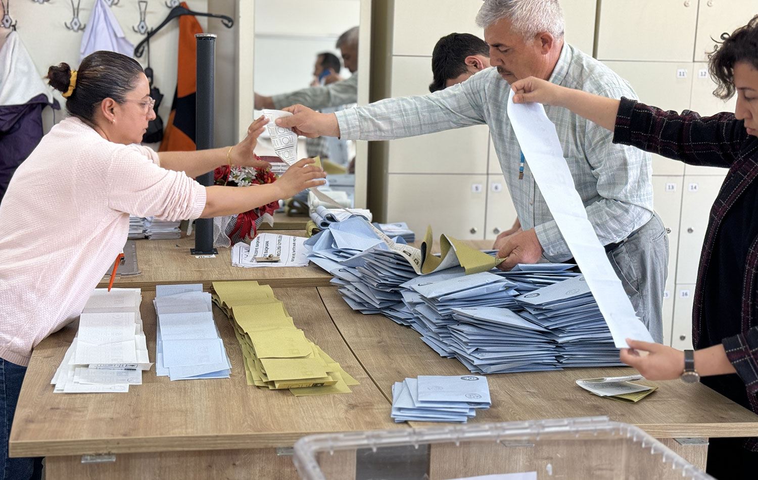 Oy sayımı yapılan bir sandık. / AA