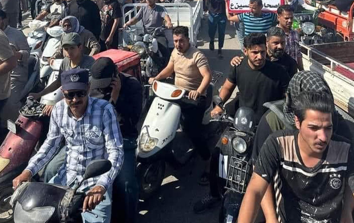 محتجون غاضبون يقطعون جسر الزيتون في الناصرية