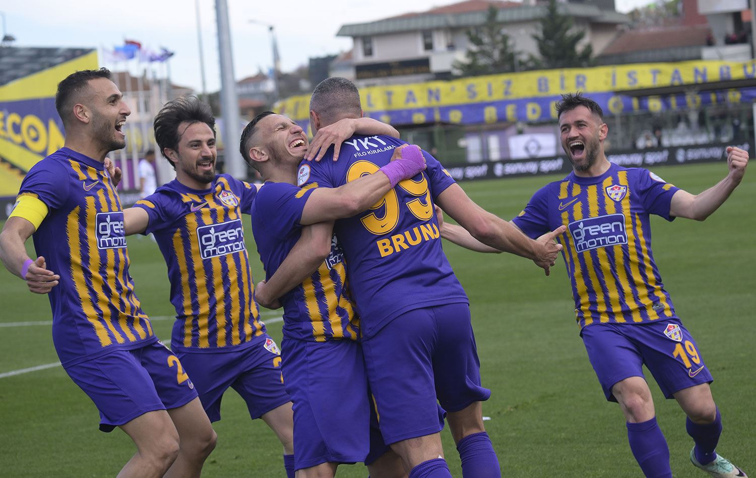 Eyüpspor oyuncuları büyük sevinç yaşadı. / AA