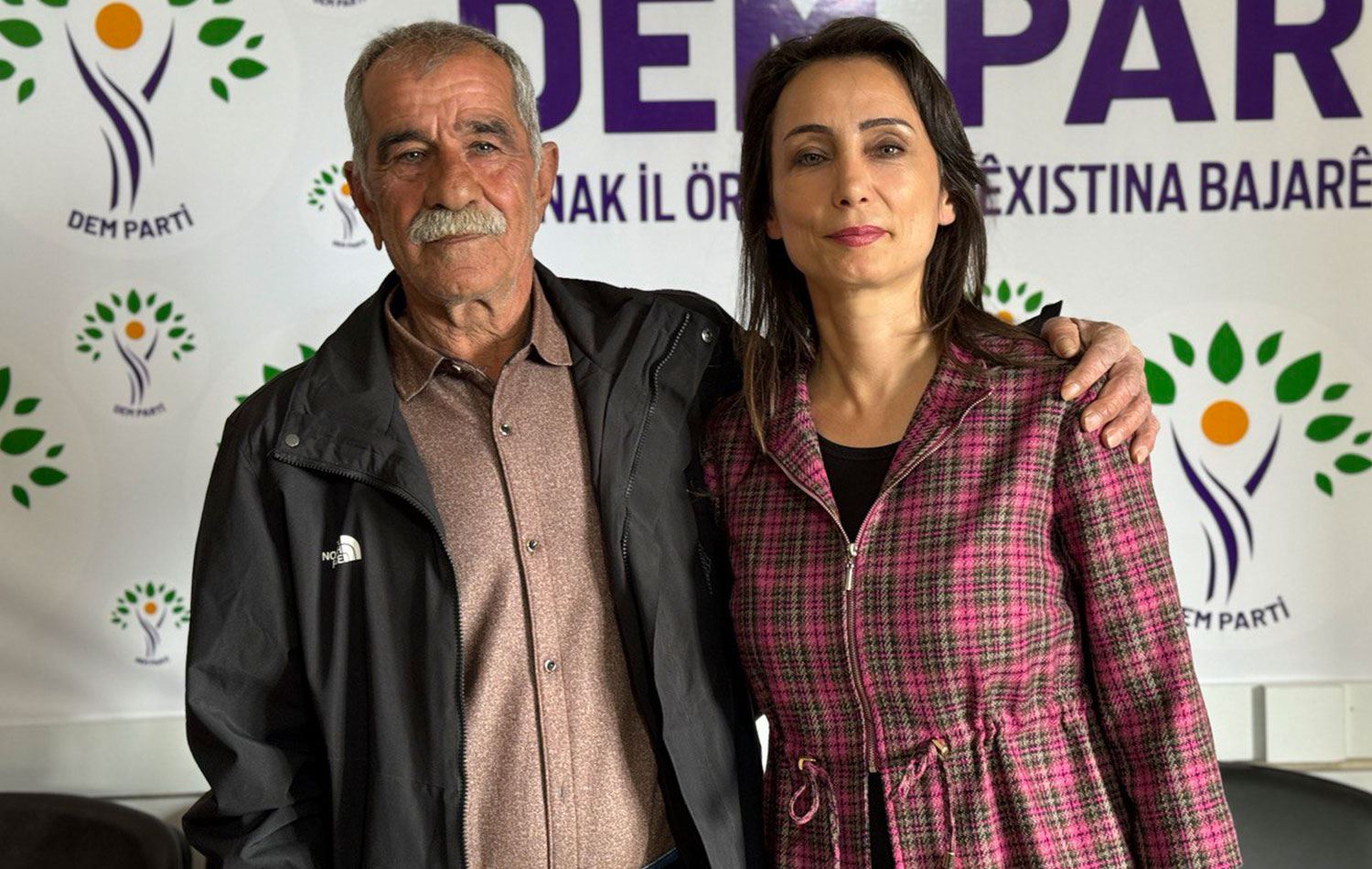 Tülay Hatimoğulları 31 Mart seçimlerinde Şırnak'ta oy kullanmaya giden askerlere “Konuş, sen nerelisin?” diyen Süleyman Salğucak ile bir araya geldi. / Sosyal medya