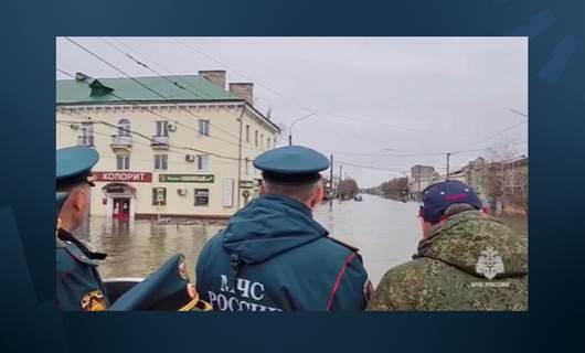 عناصر إنقاذ يتفقدون منطقة غارقة بمياه الفيضانات في بلدة أورك بمنطقة أورينبورغ 