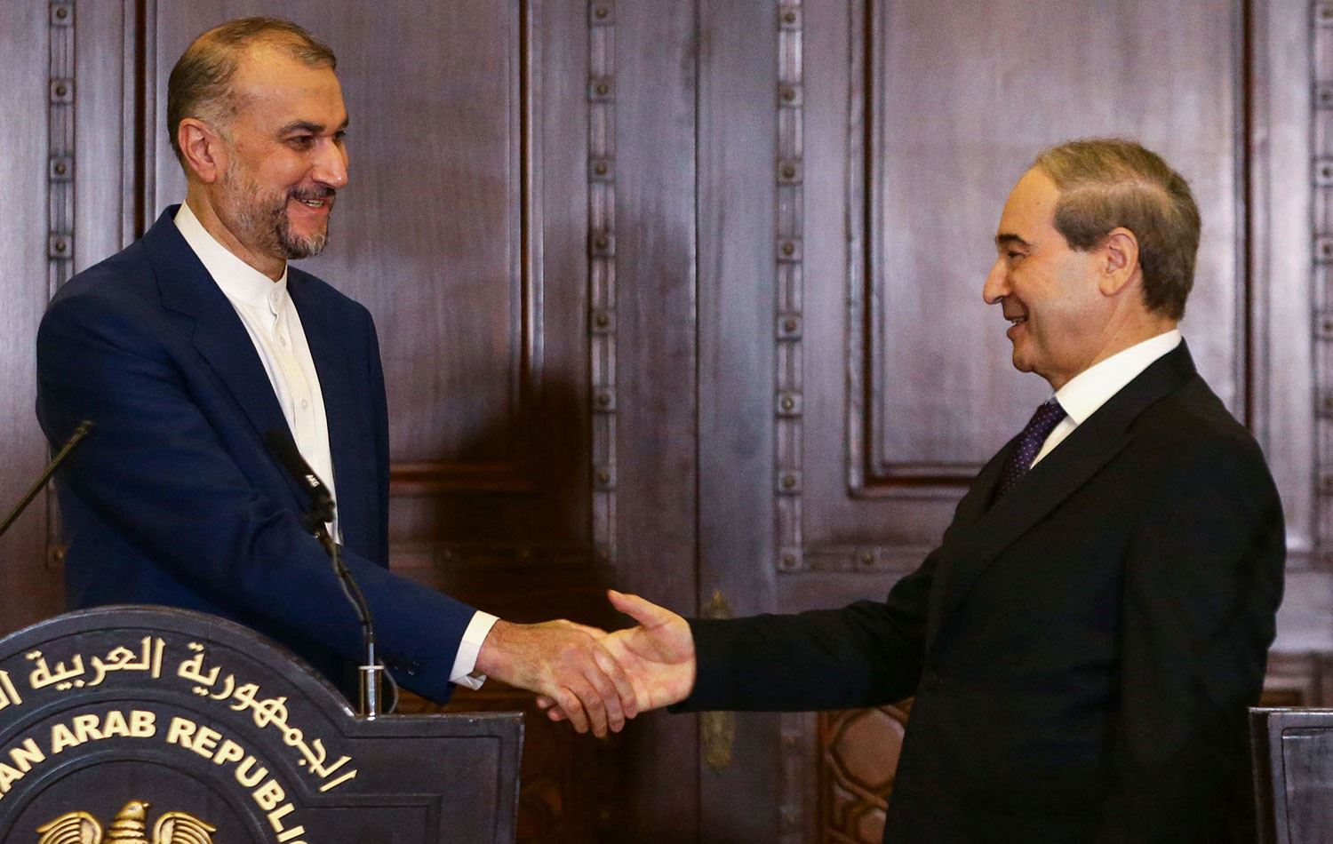 Abdullahiyan (solda) ve mevkidaşı Faysal el-Mikdad / AFP