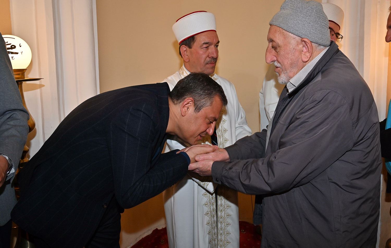 CHP Genel Başkanı Özgür Özel, Ramazan Bayramı namazını memleketi Manisa'nın Şehzadeler ilçesindeki Hatuniye Camii'nde kıldı. / ANKA