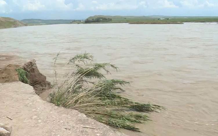 AKRÊ - Ji ber barana gur rêya 12 gundan ji hev ket