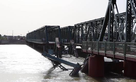 انهيار جزء من جسر الفلوجة الحديدي