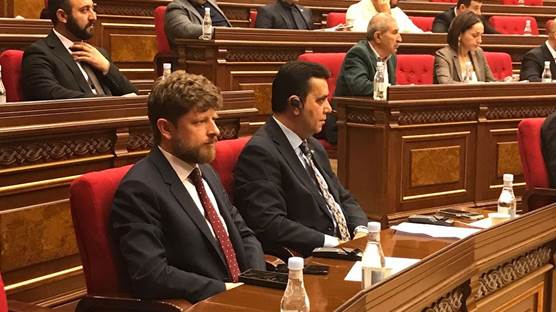 Balyozê Ermenistanê yê Fransayê Olivier Decottignies li Parlamentoya Fransayê ye / Wêne: @O_Decottignies