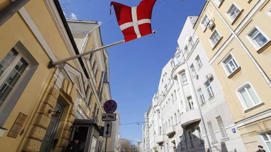 العلم الدنماركي على إحدى بعثاتها الدبلوماسية - Reuters