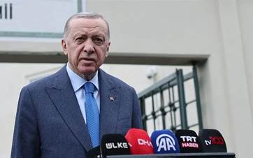 Turkish President Recep Tayyip Erdogan speaking to journalists in Istanbul on April 19, 2024. Photo: AA