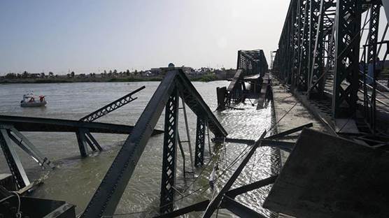 آثار الانهيار بجسر الفلوجة الحديدي