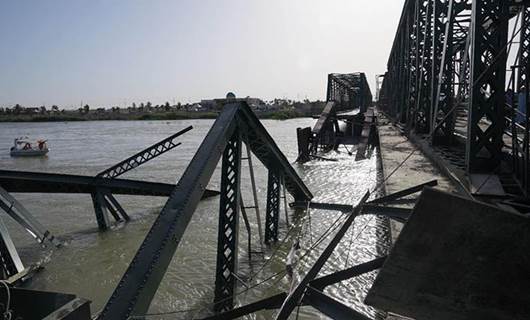 آثار الانهيار بجسر الفلوجة الحديدي