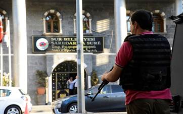 A Turkish policeman stands guard outside the Sur municipality building during a police operation on September 11, 2016. Photo: AFP
