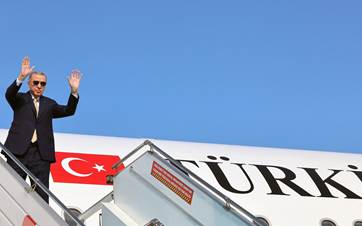 Turkish President Recep Tayyip Erdogan wave as he board before his departure for Iraq on April 22, 2024. Photo: AA