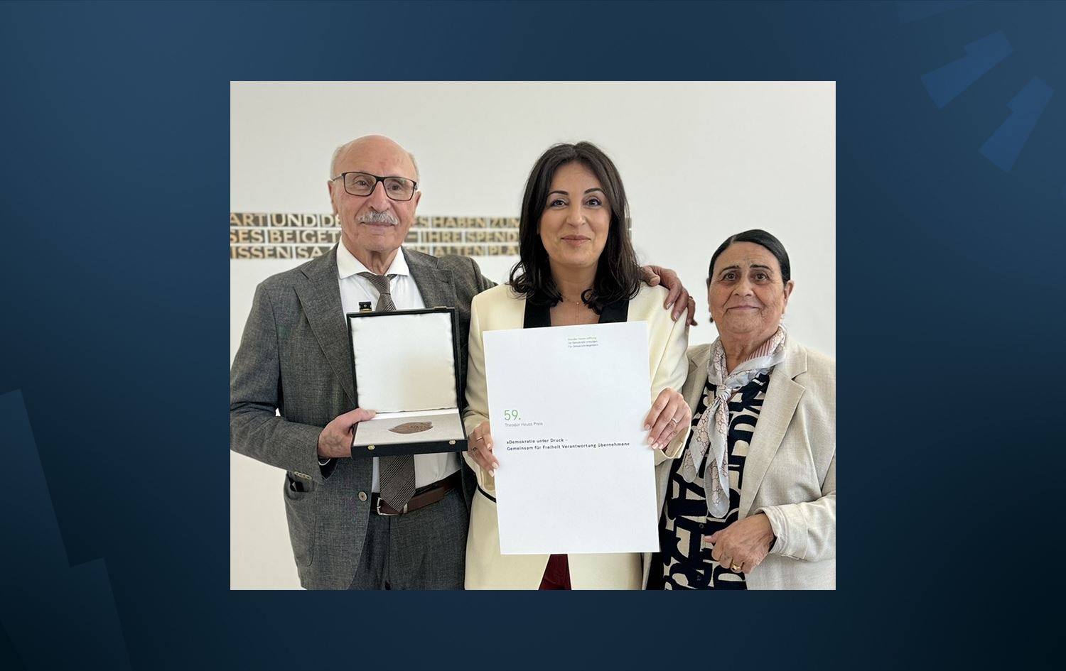 Duzen Tekkalê 59emîn Xelata Theodor Heussê wergirt / Wêne: @DuezenTekkal