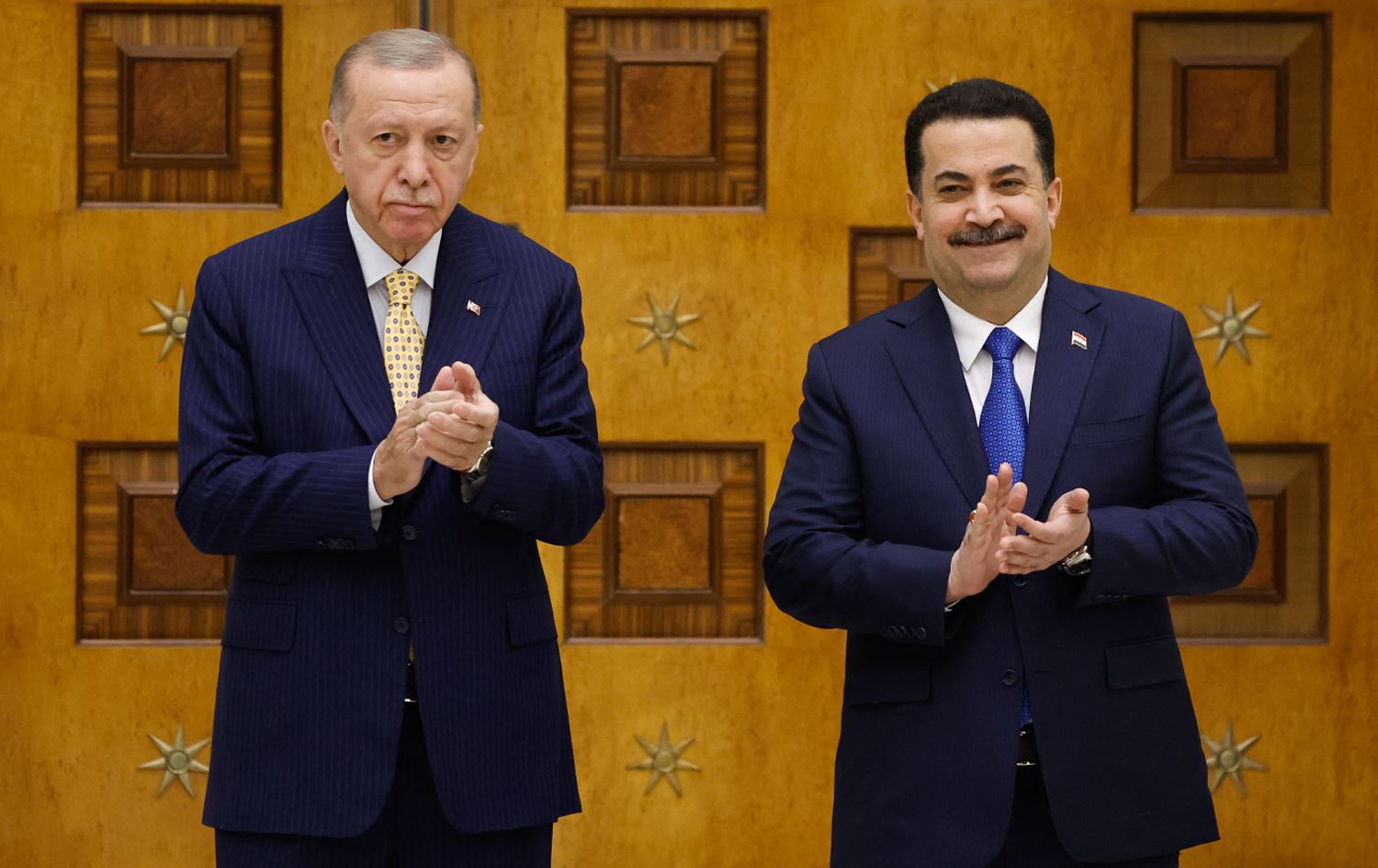 سوودانی و ئەردۆغان لەدوای واژۆکرانی یاداشت و رێککەوتنەکان چەپڵە لێدەدەن. وێنە: AFP