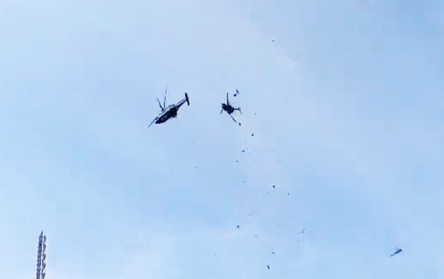 Malezya'da helikopterler havada çarpıştı