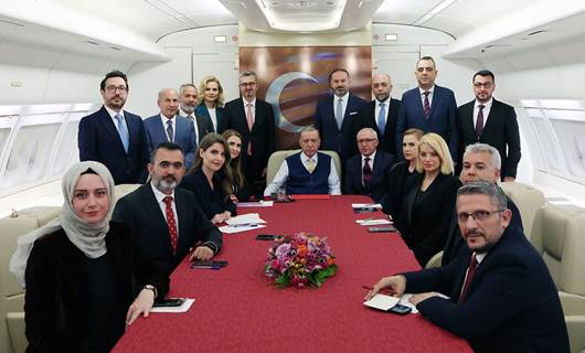 Erdoğan'dan Erbil dönüşü uçakta gazetecilere kritik açıklamalar Foto: AA