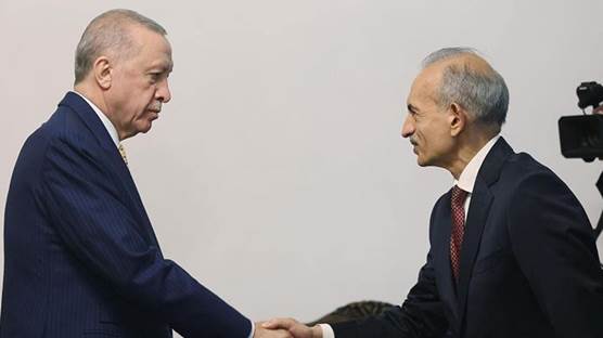 مصافحة بين رئيس الجبهة التركمانية والتركي