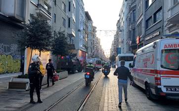 Policemen and ambulances arrive at the scene of the explosion in Istanbul's Istiklal street on November 13, 2022. Photo: Omer Sonmez/Rudaw
