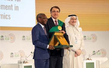 Profesör Mehmet Asutay, 2024 İslam Kalkınma Bankası (İsDB) İslam Ekonomisinde Etkileyici Başarı Ödülü'nü aldı