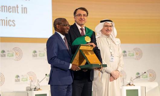 Profesör Mehmet Asutay, 2024 İslam Kalkınma Bankası (İsDB) İslam Ekonomisinde Etkileyici Başarı Ödülü'nü aldı