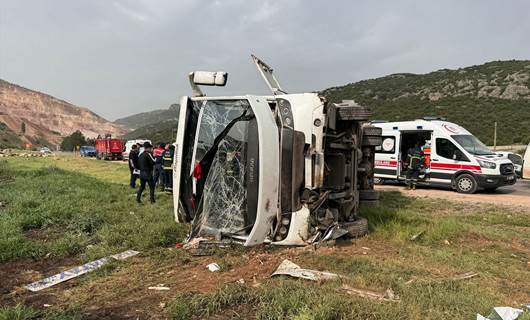 Antep'te yolcu midibüsü devrildi / Foto: AA