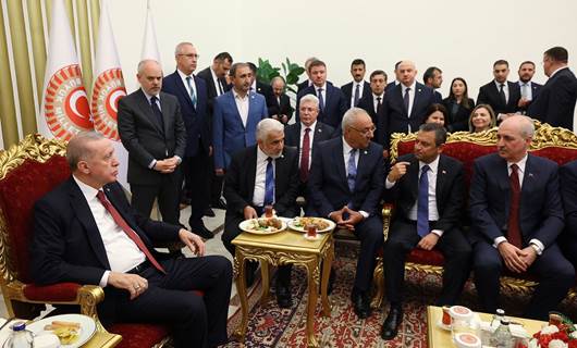 Türkiye Cumhurbaşkanı Erdoğan, 23 Nisan resepsiyonunda CHP Genel Başkanı Özgür Özel (sağ-3) ve diğer parti liderleri ile sohbet etti. / AA