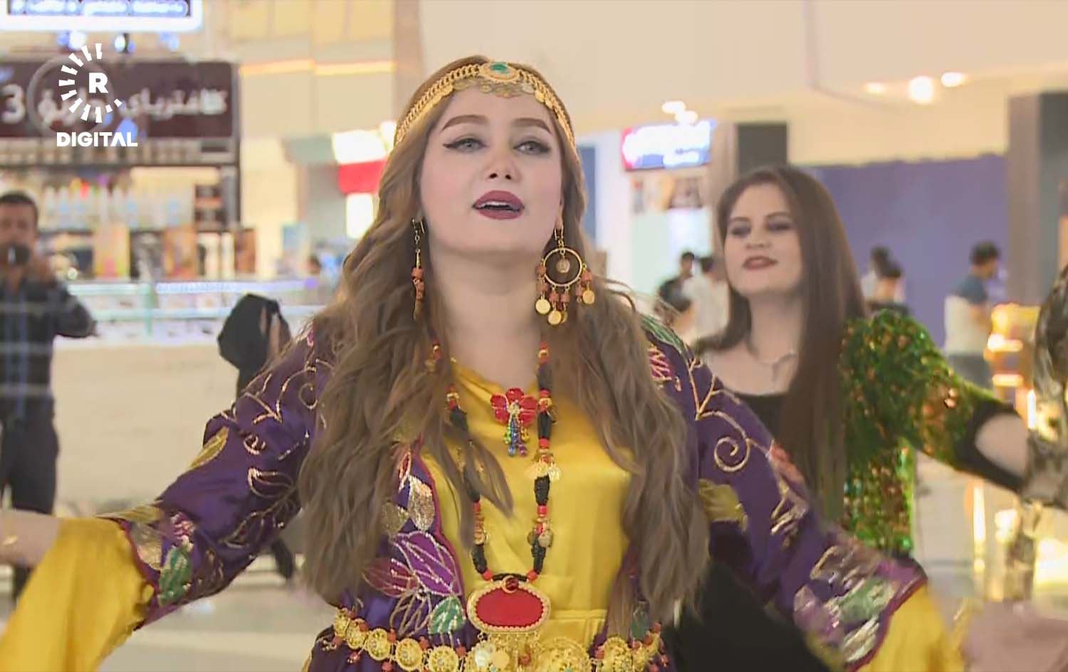 هایە، لە کاتی وێنەگرتنی نوێترین ڤیدیۆکلیپی