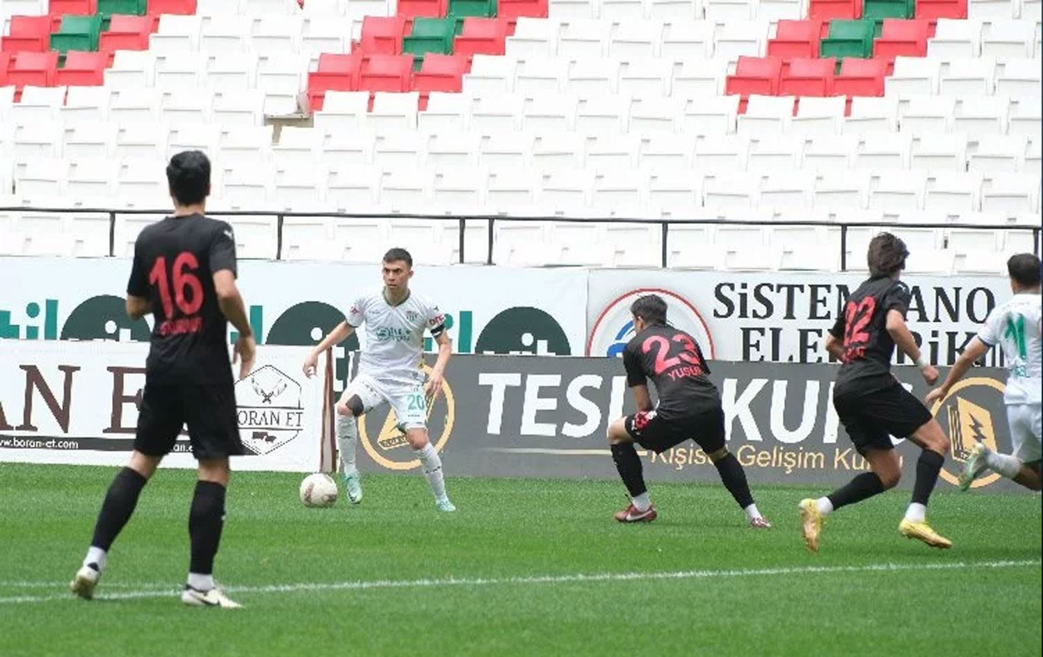 Diyarberkirspor û Bursapor li Amedê hatin pêşberî hev