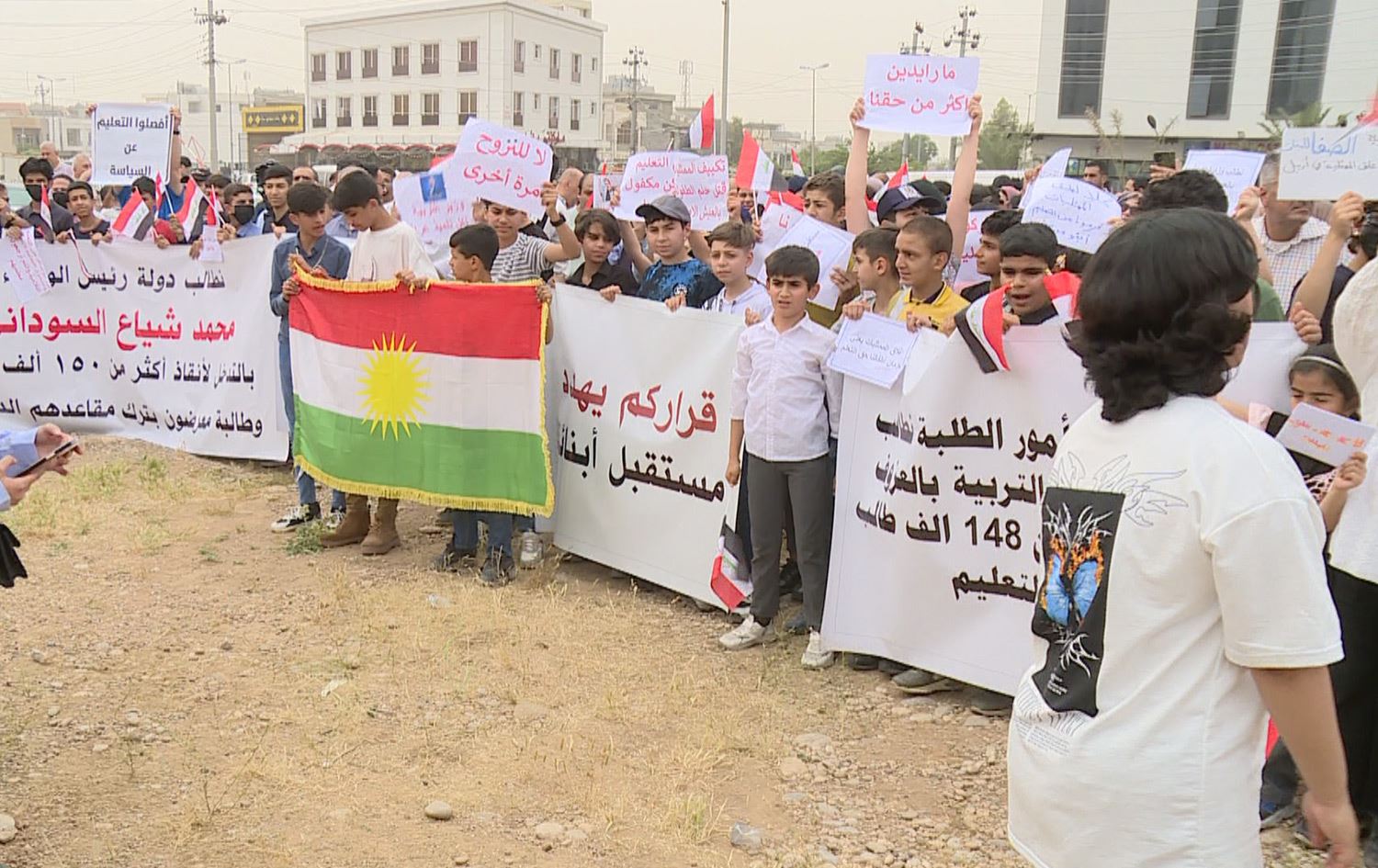 قوتابیان و مامۆستایانی خوێندنی عەرەبی دژی بڕیاری داخستنی قوتابخانەکانیان لە هەولێر گردبوونەوە