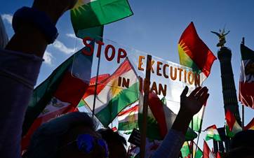 Protesters hold up a placard reading "Stop Execution in Iran" as they take part in a rally in support of anti-government demonstrations in Iran, in Berlin, Germany on Oct. 22, 2022. Photo: AFP